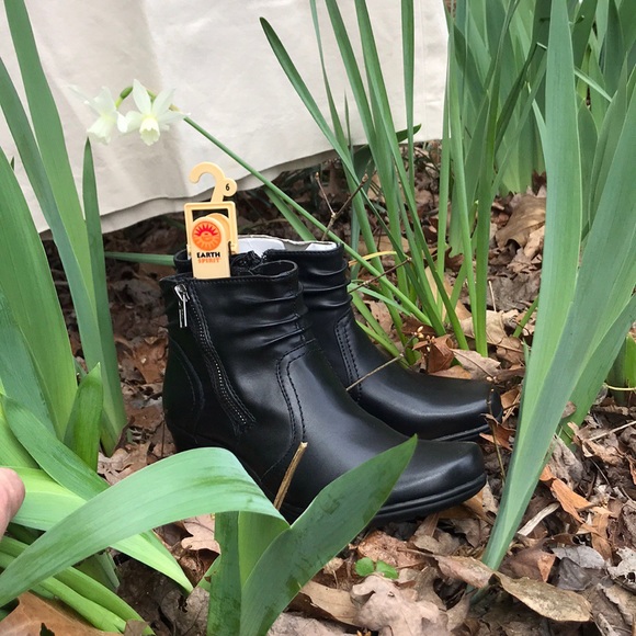 Earth Spirit Shoes - NWT Earth Spirit Black Ruched Zip Ankle Booties 6